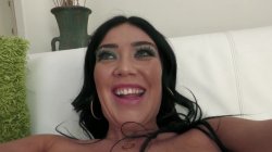 Captura de 'Young Interracial Anal Nymphos 3' nº 13