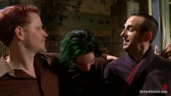 Captura de 'Divine Bitches - Featuring Maitresse Madeline, Bobbi Starr, Isis Love, Zak Tyler, Kade And Jason Miller' nº 5