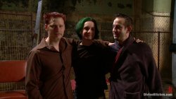 Captura de 'Divine Bitches - Featuring Maitresse Madeline, Bobbi Starr, Isis Love, Zak Tyler, Kade And Jason Miller' nº 1