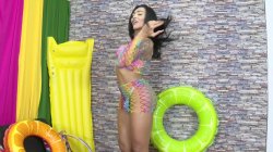 'Trans Model Louyse Hills Enjoys Solo Masturbation' screenshot nº 1