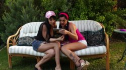 'Lesbian MILFs' screenshot nº 5