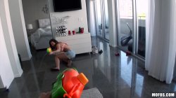 'MOFOS: Real Slut Party 20' screenshot nº 1