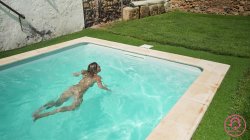 Captura de 'Kleo Furiosa Poolside Sodomy' nº 2