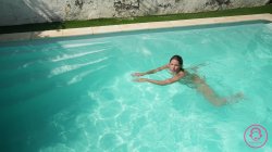Captura de 'Kleo Furiosa Poolside Sodomy' nº 3