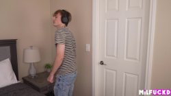 Captura de 'Blonde MILF Tutors Bad Boy In The Bedroom' nº 8