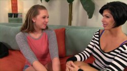 Captura de 'Kinky Moms Stretch & Eat Young 1st Timers' nº 108