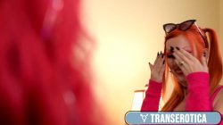Captura de 'Babe Robin Coffins Pussy Fucked By TS Foxxy and Trans Ladies' nº 7
