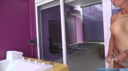 Captura de 'Stunning MILF Masturbates In Hot Tub' nº 3