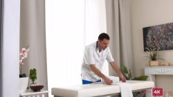 Captura de 'Muscular Masseur Fucked Busty Teen' nº 2