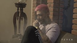 Captura de 'Blonde MILF Surprises Young Man and They End Up Having Hot Sex on the Living Room' nº 1
