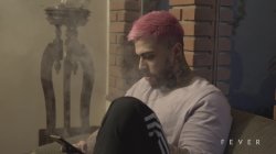 Captura de 'Blonde MILF Surprises Young Man and They End Up Having Hot Sex on the Living Room' nº 2