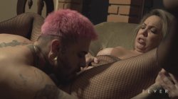 Captura de 'Blonde MILF Surprises Young Man and They End Up Having Hot Sex on the Living Room' nº 45