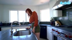 Captura de 'Big Tits Housewife Gets Her Pipes Cleaned' nº 9