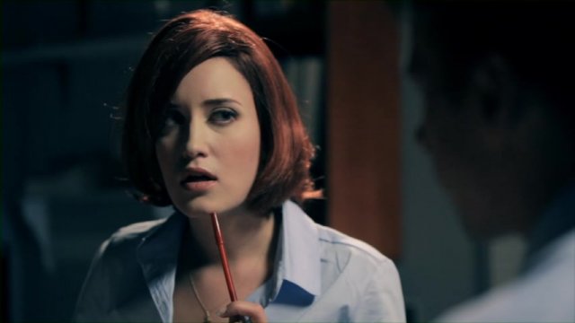 Ішінде жатқан әйелді сиқылап жатыр