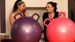 Captura de 'Lesbian Anal Virgins 2' nº 56