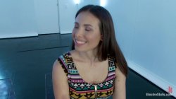 'Bobbi Starr Tests Casey Calvert' screenshot nº 9