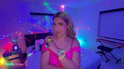 Captura de 'Rave Beauty Dahlia Noire Rides the DJ Into a Messy Creampie!' nº 13