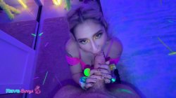 Captura de 'Rave Beauty Dahlia Noire Rides the DJ Into a Messy Creampie!' nº 43