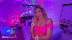 Captura de 'Rave Beauty Dahlia Noire Rides the DJ Into a Messy Creampie!' nº 6
