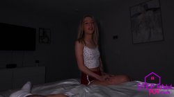 'Sharing Bed With Step Sis Because She's Scared Of The Dark' screenshot nº 3
