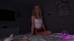 'Sharing Bed With Step Sis Because She's Scared Of The Dark' screenshot nº 6