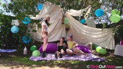 Captura de 'Emma Foxx, Lena & Thyme - Glamping' nº 5
