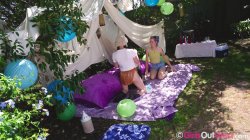 Captura de 'Emma Foxx, Lena & Thyme - Glamping' nº 6