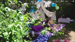 Captura de 'Emma Foxx, Lena & Thyme - Glamping' nº 1