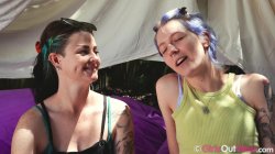 Captura de 'Emma Foxx, Lena & Thyme - Glamping' nº 3