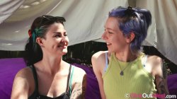 Captura de 'Emma Foxx, Lena & Thyme - Glamping' nº 4