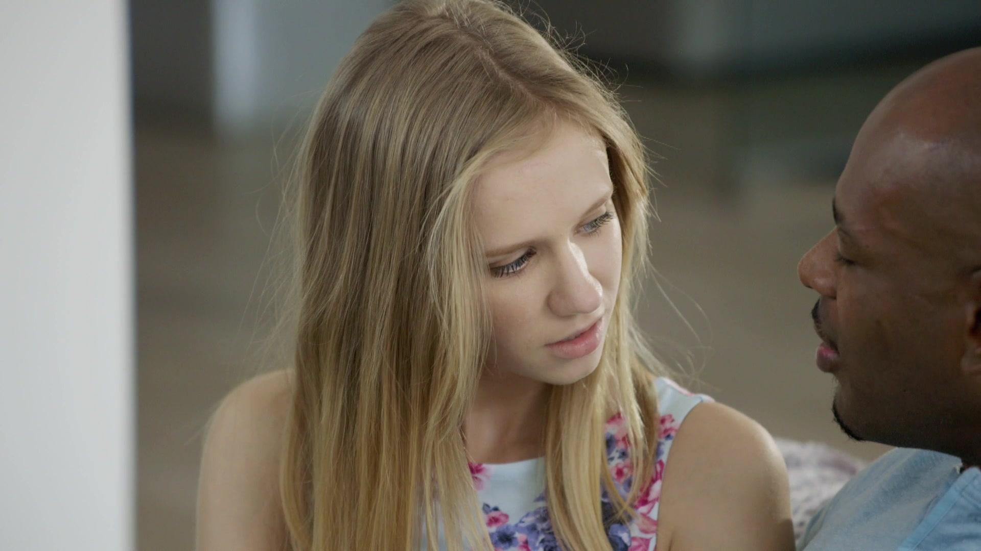 Фотосессия с негром. Негр. She loves black. She loves black. Африканская пара платье костюм.