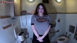 Captura de 'A J-cup pregnant woman and a public restroom' nº 1