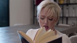 Captura de 'Maybe I Like Girls' nº 8