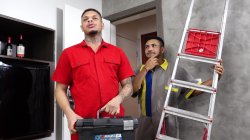 Captura de 'Trans Slut Is Double Stuffed by Two Horny Workmen' nº 6