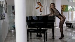 'He Loves Me In Stockings & Heels 2' screenshot nº 4