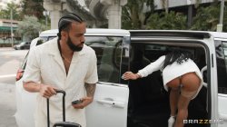 'MILFs Take Miami' screenshot nº 3