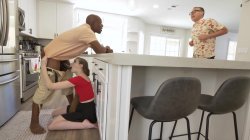 Captura de 'Cuck Hunter - Horny Wife Erin Everheart Seduces Big Dick Cuckold' nº 29
