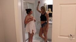 'Teenie Juliana Fucks MILF Mom' screenshot nº 5