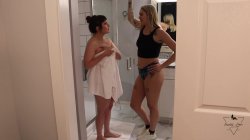 'Teenie Juliana Fucks MILF Mom' screenshot nº 6