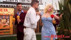 'Leslie Gaga's Superblow Halftime Show' screenshot nº 5