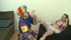 Captura de 'Hardcore Ballbusting Clown Porn' nº 107