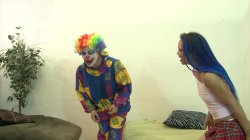 Captura de 'Hardcore Ballbusting Clown Porn' nº 13