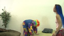 Captura de 'Hardcore Ballbusting Clown Porn' nº 14