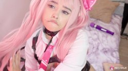 Captura de 'Cute Jennie Gives Herself A Mouthpie With A Cumming Dildo' nº 59