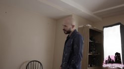 'Horny babe fucks their repair man' screenshot nº 8