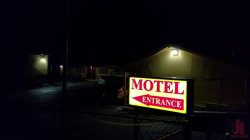 Captura de 'TS Pussy Hunters - Kayleigh Coxx Punishes Peeping Motel Manager Lauren Phillips' nº 20