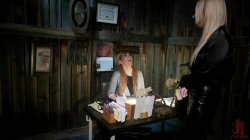 Captura de 'TS Pussy Hunters - Kayleigh Coxx Punishes Peeping Motel Manager Lauren Phillips' nº 21