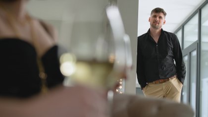 Kristof Cale Enjoys Surprise Threesome With Two Beauties