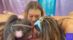 Captura de 'Natalia Starr, Isabella Nice, & Tiny Rhea Triple-Team a Cock' nº 52