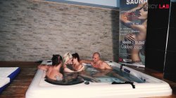 Captura de 'First orgy in a swinger club' nº 16